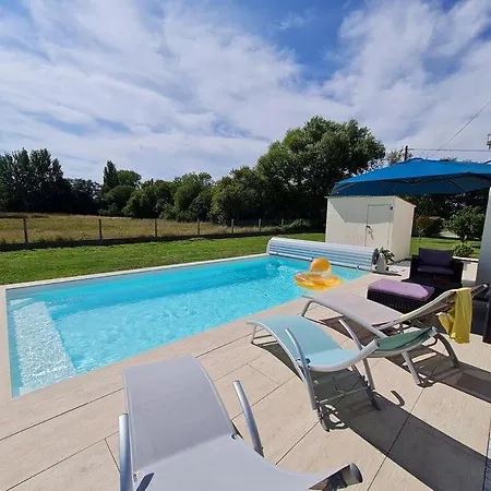 Jolie Maison Avec Piscine Chauffee En Campagne Le Perrier